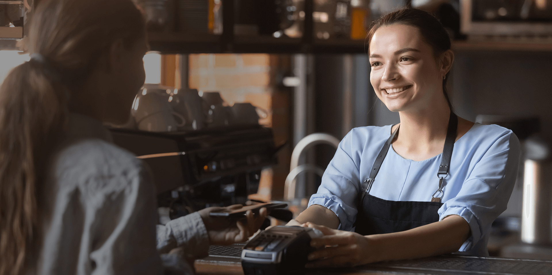 Comerciante que recibe el pago por el equipo del punto de venta