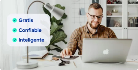 Dueño de negocio trabajando con seguridad y confianza tras firmar con Skure