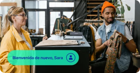 empleado de tienda de ropa doblando ropa en el mostrador para un cliente