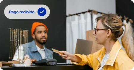 Cliente pagando con tarjeta de crédito sin contacto en tienda de ropa