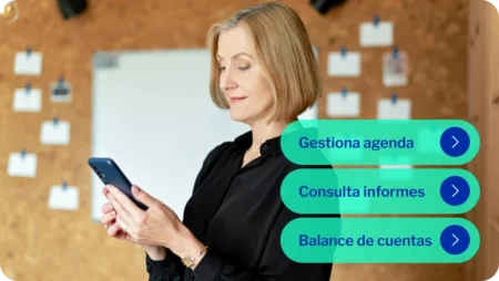 Dueño de negocio estando en control desde su dispositivo móvil