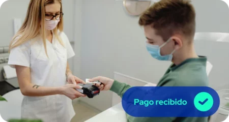 Paciente efectuando pago con tarjeta de crédito en terminal
