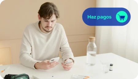 Persona haciendo un pago virtual desde su teléfono
