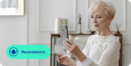 Persona recibiendo un recordatorio en su celular