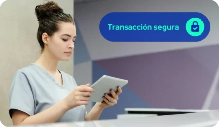 Recepcionista leyendo información en una tablet en su escritorio