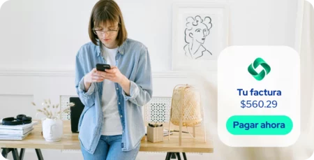 Cliente pagando factura en portal seguro desde su teléfono móvil