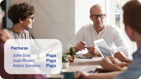 Personas reunidas en una pequeña sala de conferencias