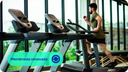 Persona corriendo en caminador en el gimnasio
